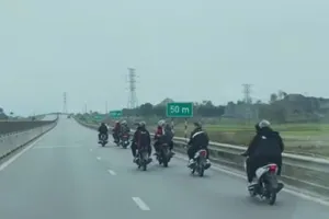 Nhóm thanh niên tháo biển số xe máy chạy trên cao tốc Bắc - Nam ngày mùng 1 Tết