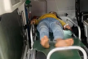 Nhặt được chai nước lạ, 2 chị em chia nhau uống bị tím tái phải cấp cứu