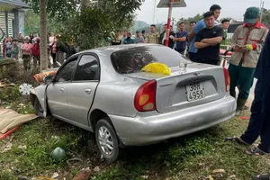 Xe 5 chỗ tông vào xe máy khiến 2 bà cháu tử vong 