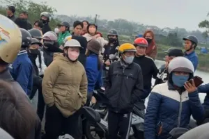 Thi thể thiếu nữ nổi trên hồ nuôi tôm 