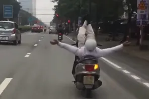 Công an xác minh clip người nằm ngửa trên yên xe máy và thả hai tay khi xe chạy