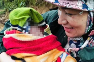 Cảm động 3 cô giáo đỡ đẻ cho sản phụ sinh con bên đường