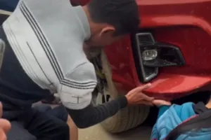 Người dân giải cứu học sinh lớp 5 kẹt dưới gầm xe bán tải