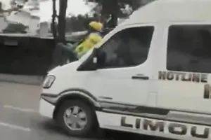 Đã xác minh danh tính tài xế 'chở' người đàn ông trên nắp capo 