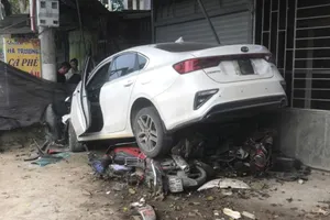 Clip ô tô ‘bay’ lên vỉa hè, tông nhiều xe máy 