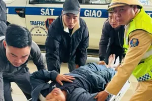 CSGT đưa người bị đột quỵ đến bệnh viện cấp cứu kịp thời