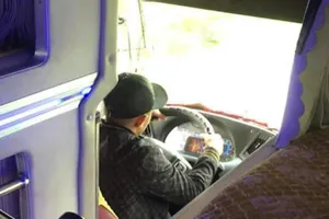 CSGT làm việc với tài xế xe khách chơi game khi lái xe