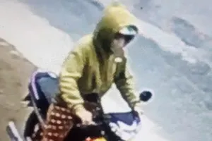 Bắt người phụ nữ ‘lạ mặt’ bảo người khác chuyển tiền rồi… chạy mất