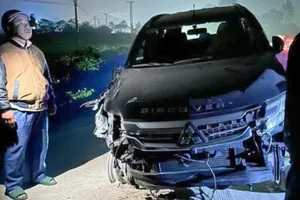 Clip ghi cảnh ô tô nổ lốp lao nhanh trên đường khiến 1 người tử vong 