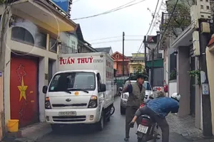 Tài xế ô tô đậu xe chắn đường, dùng gậy ba khúc tấn công người đi xe máy 