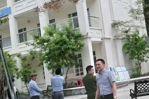 Lan can inox rơi từ tầng 4 trúng 3 học sinh 