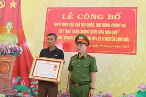 Xúc động người cha nhận bằng Tổ quốc ghi công của con trai Nguyễn Đăng Khải