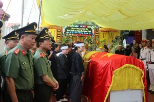 Trời đổ mưa khi người thân, đồng đội tiễn đưa Thiếu tá, Liệt sĩ Nguyễn Đăng Khải về nơi an nghỉ 