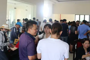 Sau đấu giá 158 triệu/m2, hàng ngàn người xếp hàng đấu giá đất ở Hưng Yên 