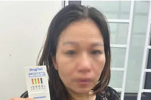 1 phụ nữ 49 tuổi ‘bay lắc’ với 2 thanh niên trong phòng trọ