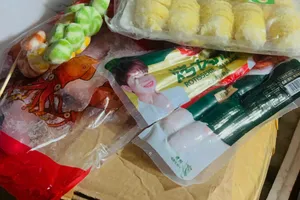 Theo chân người bán xúc xích, lạp xưởng ở cổng trường, phát hiện 6 tấn thực phẩm bẩn