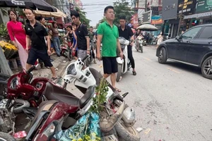 Tai nạn giữa xe khách và nhiều xe máy làm bé 2 tuổi tử vong 