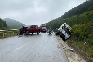 2 ô tô tông nhau làm người đi xe máy tử vong