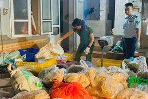 Hình ảnh khám xét, thu giữ hơn 10 tấn nội tạng có dấu hiệu hư hỏng, bốc mùi