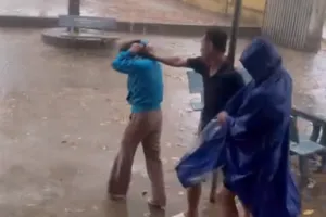 Công an xác minh clip phụ huynh hành hung, đẩy cô giáo đứng dưới mưa