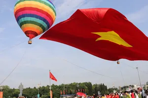 Chùm ảnh đại kỳ Tổ quốc rộng 2.025 m2 tung bay trên quảng trường Hồ Chí Minh