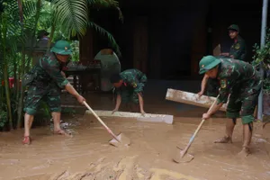 Hà Tĩnh cứu hơn 2.000 tấn lúa bị ướt, giúp dân dọn bùn sau lũ lịch sử