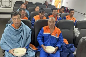 11 thuyền viên chìm tàu: 'Nghĩ về vợ con, gia đình để không buông xuôi'