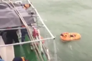 Chìm tàu trên biển, 10 người đang mất tích