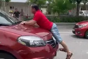 Video người đàn ông bám nắp capo ngăn tài xế bỏ chạy sau vụ va chạm giao thông 