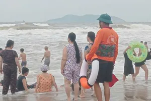Cứu kịp 20 người bị sóng cuốn khi tắm biển Cửa Lò