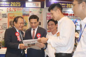 Bộ trưởng Phan Văn Giang, Bí thư Thành ủy Hà Nội Bùi Thị Minh Hoài thăm gian trưng bày báo Pháp Luật TP.HCM