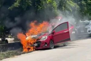 Đang đi đám cưới thì cháy xe dữ dội 