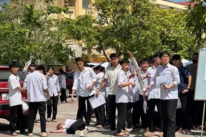 Làm xong bài thi tốt nghiệp môn Văn, nữ sinh ngất xỉu được nhân viên y tế hỗ trợ