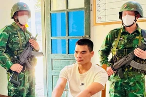 Ma túy 'khủng' trong túi xách của người đàn ông từ nước ngoài về Việt Nam