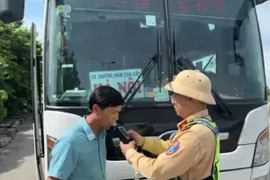 Nhận thay là người lái xe khách khi bị CSGT kiểm tra