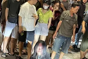 Clip ghi cảnh cô gái ném đá vào cây ATM, đập phá bất thường 