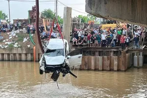 Clip ô tô lao 'như bay' trước khi đâm 2 xe máy rồi rơi xuống sông 