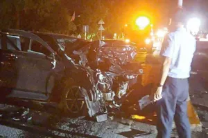 Xe tải tông ô tô con văng vào xe khách làm 2 cha con tử vong