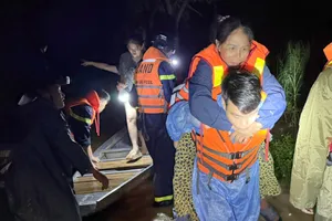 Những hình ảnh xúc động cứu dân của lực lượng cứu hộ trong vùng lũ quét 