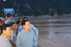 Phó Thủ tướng Mai Văn Chính kiểm tra và chỉ đạo tại vùng lũ Nghệ An