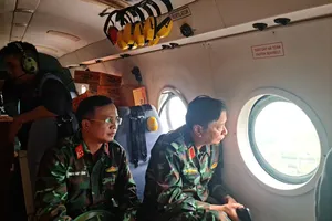 Trực thăng Quân đội bay vào cứu trợ vùng lũ chia cắt ở miền núi Nghệ An 