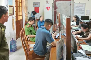 Nữ nhân viên quỹ tín dụng lén báo công an khi khách hàng chuyển tiền vào tài khoản lạ