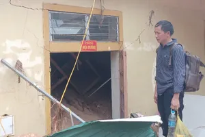 Hiệu trưởng và giáo viên òa khóc nhìn mưa lũ tàn phá ngôi trường