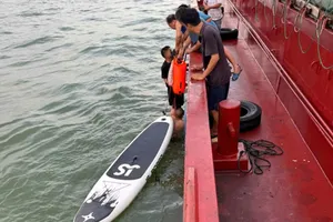 Cha và con gái 6 tuổi lênh đênh trên biển 13 giờ được cứu sống