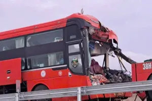 Xe giường nằm tông container trên cao tốc, tài xế kẹt trong cabin