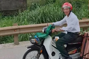 Cựu chiến binh Trần Văn Thanh đang chạy xe máy từ Nghệ An ra Hà Nội xem diễu binh 