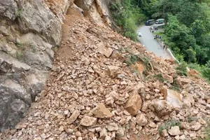 Clip ghi cảnh sạt lở, đất đá vùi lấp mặt đường Quốc lộ 4G