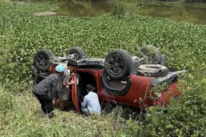 Cạy cửa xe cứu 1 phụ nữ mang thai trong xe bán tải bị lật ngửa dưới sông