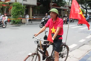 Anh công nhân đạp xe 4 ngày ra Hà Nội xem diễu binh