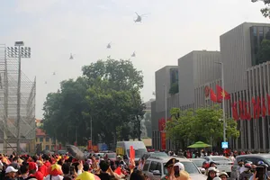 Hàng vạn người dân tới 'check-in' và xem trực thăng bay tại Ba Đình 